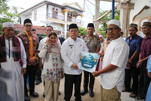 Wali Kota Wesly Silalahi SH MKn dan Wakapolres Pematangsiantar Kompol Budiono Saputro SH. MH Safari Ramadhan Pemko Pematangsiantar di Masjid Amaliyah di Jalan Gurilla