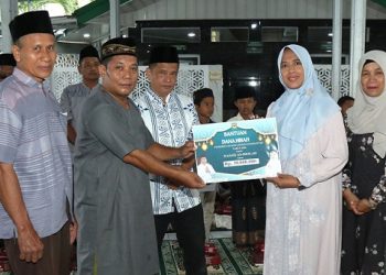 Wakil Wali Kota Pematangsiantar Herlina menyerahkan dana hibah Pemko Pematangsiantar kepada Badan Kemakmuran Masjid (BKM) Masjid As Sholeh