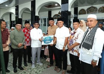 Wali Kota Pematangsiantar Wesly Silalahi SH MKn diwakili Asisten Perekonomian dan Pembangunan Zainal Siahaan SE MM menyerahkan dana hibah sebesar Rp20 juta kepada BKM Masjid Al Falah