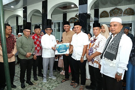 Wali Kota Pematangsiantar Wesly Silalahi SH MKn diwakili Asisten Perekonomian dan Pembangunan Zainal Siahaan SE MM menyerahkan dana hibah sebesar Rp20 juta kepada BKM Masjid Al Falah