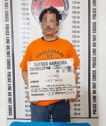 tersangka MACL dan barang bukti diruangan Sat Resnarkoba Polres Pematangsiantar