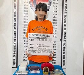 Tersangka Aw dan barang bukti diruangan Sat Resnarkoba Polres Pematangsiantar