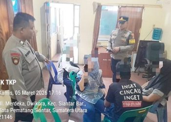 Pamapta 1 Polres Pematangsiantar IPDA Hezron Alfrian Simarmata  S.Tr.I.K dan Kasub Sektor Pasar Horas AIPTU Edi Syahputra saat mediasi  Dugaan Salah Paham Bapak Anak