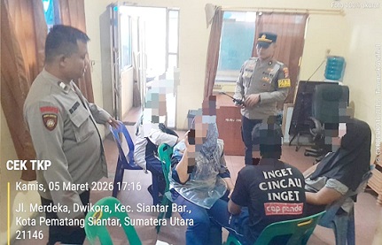 Pamapta 1 Polres Pematangsiantar IPDA Hezron Alfrian Simarmata S.Tr.I.K dan Kasub Sektor Pasar Horas AIPTU Edi Syahputra saat mediasi Dugaan Salah Paham Bapak Anak