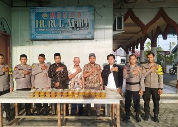 Polres Tanjungbalai Bagikan Takjil ke Tiga Mesjid