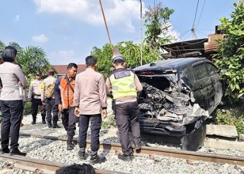 Barang bukti mobil Mitsubishi Expander warna hitam BK 1720 ACJ kondisi ringsek saat masih di TKP