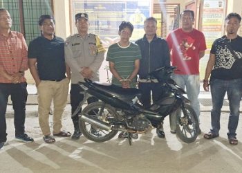 AK pelaku penggelapan sepedamotor beserta barang bukti diapit Kanit Reskrim IPDA Bolon Situngkir dan Tim Opsnal 