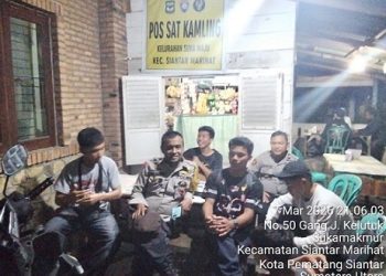 Bhabinkamtibmas melaksanakan Saling (Sapa Siskamling) di Pos Kamling Jalan Durian