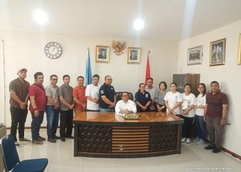 Rektor UHKBPNP, Drs. Muktar B. Panjaitan S.Pd. M.Pd saat memberikan keterangan kepada wartawan.