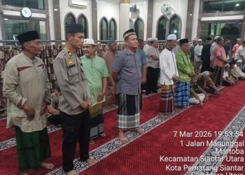 Wakapolsek Siantar Utara IPTU Irpansyah Siregar dan personil beragama Islam melaksanakan sholat Tarawih bersama masyarakat di Masjid Al-Ikhlas Jalan Nagur