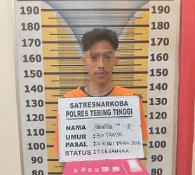 Tersangka WH dan barang bukti yang ditahan Sat Resnarkoba Polres Tebing Tinggi
