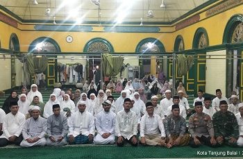 Kabag SDM Kompol H.E. Sidauruk, S.H. M.H hadir dalam pembukaan rangkaian peringatan Malam Nuzulul Qur’an 1447 H sekaligus peluncuran program "Tanjungbalai Bertadarus".