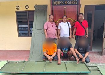 Ketiga tersangka diapit Tim Opsnal Unit Reskrim Polsek Perdagangan dan barang bukti yang diamankan