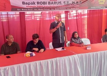 Anggota DPRD Kota Medan, Robi Barus saat Sosialisasi Perda Kota Medan Nomor 3 Tahun 2024 tentang Perlindungan dan Pengembangan UMKM di Jalan Laboratorium, Kelurahan Kesawan, Kecamatan Medan Barat, Minggu (Foto Ist)