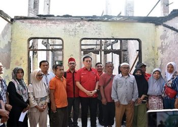 Ketua DPC PDI Perjuangan Kota Medan, Hasyim SE dan jajaran pengurus saat menyalurkan bantuan kepada korban kebakaran di Pasar Pekong  Labuhan. (Foto Ist)