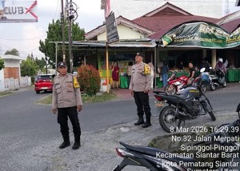 Bhabinkamtibmas Aiptu Deddy Syam dan Aiptu Rayendra P. Damanik melaksanakan patroli Tempat Penjualan Takjil