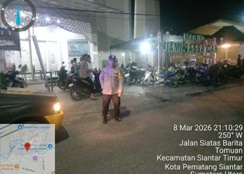 Bhabinkamtibmas Polsek Siantar Timur Aipda Hardi Silalahi dan Aipda Manoa Sitanggang melaksanakan patroli dan monitoring Sholat Tarawih di Mesjid