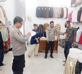 Pelaku RA saat diamakan personil Polsek Perdagangan di Toko Pakaian Wina HSB Collection