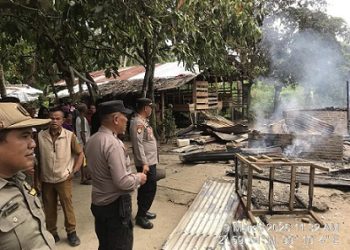 Kapolsek Bangun AKP Hengky Siahaan SH saat pimpin cek TKP kebakaran rumah semi permanen