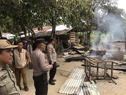 Kapolsek Bangun AKP Hengky Siahaan SH saat pimpin cek TKP kebakaran rumah semi permanen