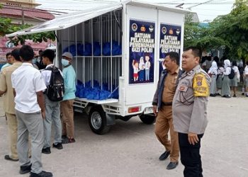 Bhabinkamtibmas Kelurahan Tomuan Aiptu Okto Sihole melaksanakan monitoring disribusi Makanan Bergizi Gratis (MBG) di SMA Neger 3 Pematangsiantar