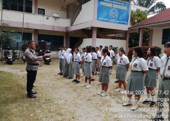 PS. Kanit Binmas AIPTU Panogaran Manurung didampingi Bhabinkamtibmas Kelurahan Kristen BRIPKA Swandi sosialisasi Penerimaan Polri TA 2026 di SMK Perbina Nusantara