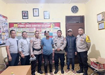 PS Kanit Binmas AIPTU Panogaran Manurung dan personil piket saat serahkan terduga pelaku JS kepada pihak Polsek Panei Tongah