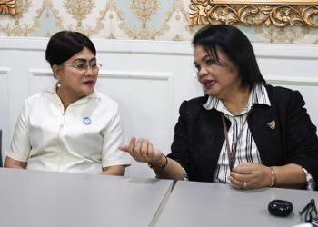 Ketua TP PKK Kota Pematangsiantar Ny Liswati Wesly Silalahi disambut Dirut RS Vita Insani dr Flora Maya Damanik MARS FISQua CHAE.