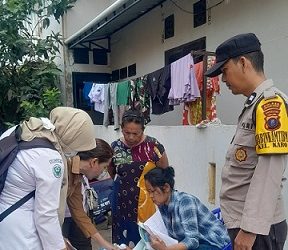 Bhabinkamtibmas Kelurahan Karo AIPTU Eko Silalahi SH melaksanakan monitoring kegiatan Posyandu 4