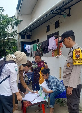 Bhabinkamtibmas Kelurahan Karo AIPTU Eko Silalahi SH melaksanakan monitoring kegiatan Posyandu 4