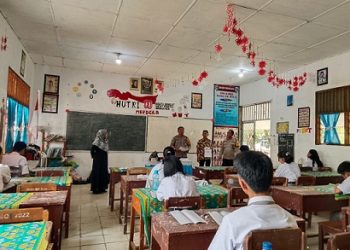 Bhabinkamtibmas AIPTU S.M. Purba dan AIPDA Ijon Saragih melaksanakan sosialisasi Penerimaan Polri Tahun Tahun 2026 di SMA Negeri 1 Pemtangsiantar