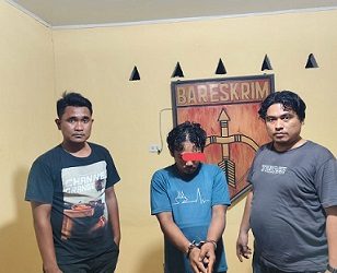 Pelaku Ar beserta barang bukti diapit Tim Unit Reskrim Polsek Bosar Maligas