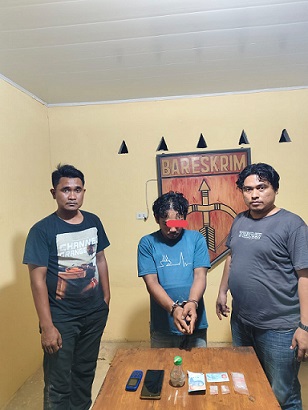 Pelaku Ar beserta barang bukti diapit Tim Unit Reskrim Polsek Bosar Maligas