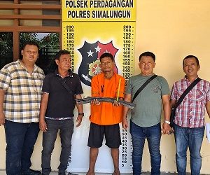 Pelaku HH alias Harmiau diapit Tim Opsnal Unit Reskrim Polsek Perdagangan