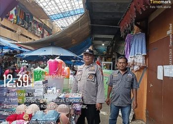 Kasub Sekor Aiptu Edi Syahputra SH melaksanakan patroli jalan kaki pada sore hari diseputaran Pasar Horas
