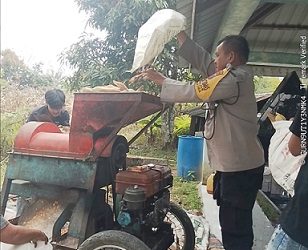 Bhabinkamtibmas Kelurahan Banjar AIPTU Wellinton Nababan melaksanakan sambang dan monitoring ladang jagung warga binaan Ibu Mariani di Jalan Rindung