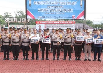Kapolres Simalungun AKBP Marganda Aritonang, S.I.K., S.H., M.M Bagikan Parcel Lebaran untuk Personil