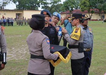 Kapolres Pematangsiantar AKBP Sah Udur T.M. Sitinjak SH. SIK. MH menyematkan tanda pita dimulainya Ops Ketupat Toba 2026