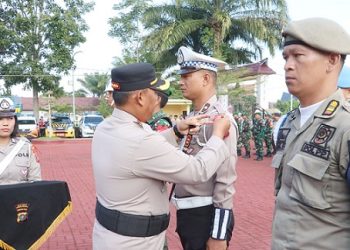 Kapolres Simalungun AKBP Marganda Aritonang, SIK, SH, MM menyempatkan tanda pita dimulainya Ops Ketupat Toba 2026