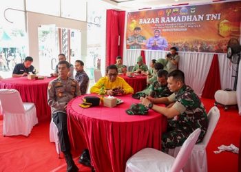 Wali Kota Pematangsiantar Wesly Silalahi SH MKn diwakili Asisten Perekonomian dan Pembangunan Zainal Siahaan SE MM bersama Dandim 0207/Simalungun Letkol Inf Gede Agus Dian Pringgana SSos MMAS MHan, menghadiri Pembukaan Bazar Ramadhan Serentak di seluruh wilayah teritorial Indonesia, secara virtual.