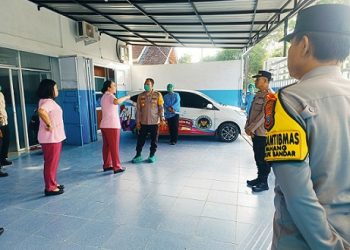 Kapolres Tanjungbalai AKBP Welman Feri, S.I.K, M.I.K, didampingi Ketua Bhayangkari Cabang Tanjung Balai, Ny. Cinthia Welman monitoring langsung pendistribusian Makanan Bergizi Gratis (MBG) bagi pelajar