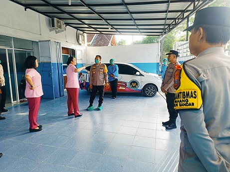 Kapolres Tanjungbalai AKBP Welman Feri, S.I.K, M.I.K, didampingi Ketua Bhayangkari Cabang Tanjung Balai, Ny. Cinthia Welman monitoring langsung pendistribusian Makanan Bergizi Gratis (MBG) bagi pelajar