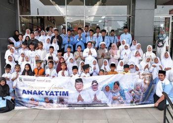 Wali Kota Pematangsiantar Wesly Silalahi SH MKn dan Ketua TP PKK Ny Liswati Wesly Silalahi membawa seratusan anak yatim berbelanja keperluan lebaran di pusat perbelanjaan Ramayana, Jalan Sutomo