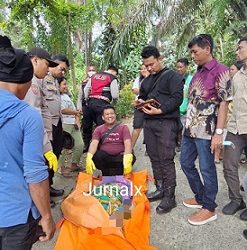 Jenajah korban T alias Mak MG saat dievakuasi pihak kepolisian di TKP