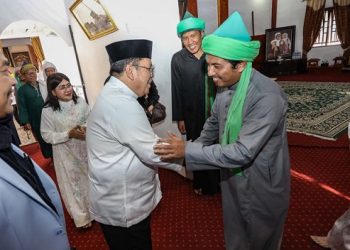 Wali Kota Wesly Silalahi SH MKn dan Ketua TP PKK Ny Liswati bersilaturahmi dan menghadiri acara buka puasa bersama Tuan Guru Batak (TGB) Syekh Dr H Ahmad Sabban El-Rahmany Rajagukguk MA di Pondok Persulukan Serambi Babussalam