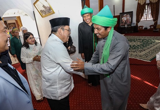 Wali Kota Wesly Silalahi SH MKn dan Ketua TP PKK Ny Liswati bersilaturahmi dan menghadiri acara buka puasa bersama Tuan Guru Batak (TGB) Syekh Dr H Ahmad Sabban El-Rahmany Rajagukguk MA di Pondok Persulukan Serambi Babussalam