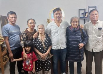 Sondang Sialagan, istri Hasiolan Samosir kapten kapal Sea Dragon dan keluarga berfoto bersama dengan Dwi Ngai Sinaga Ketua DPC Peradi Medan usai hadir di podcast " CakapCakaphukum "(Foto Romulo Sinaga)