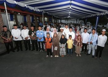 Wali Kota Pematangsiantar Wesly Silalahi SH MKn bersama Ketua TP PKK Ny Liswati Sinaga mengundang anak-anak yatim berbuka puasa bersama di rumah dinas Wali Kota Pematangsiantar, Jalan MH Sitorus