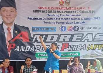 Anggota DPRD Kota Medan Andreas Pandapotan Purba S.Ak (APP) saat sosper Perda No 7 Tahun 2024 tentang pengelolaan Persampahan di dua lokasi di Kecamatan Medan Perjuangan dan Medan Tembung (Foto Ist)