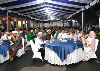 Wali Kota Pematangsiantar Wesly Silalahi SH MKn didampingi Ketua TP PKK Ny Liswati menggelar acara berbuka puasa bersama di rumah dinas wali kota,